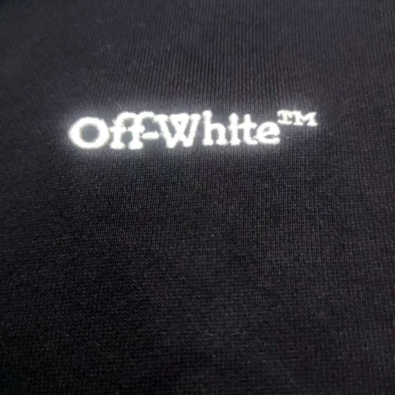 Top tested version OFF new large embroidery WHITE short-sleeved T-shirt OW trendy brand 2024 couples men and women hooded sweatshirt As a street fashion art in the luxury ranks, off white has always attracted many fans with its classic logo and trendy creativity. Not only is it an understanding of fashion, off white also intuitively reflects ♻️ environmental awareness in many works, and treats the world gently.  The kangaroo pocket adopts a special machine crimping process with externally shaped wiring. The brim of the hat is designed with threads, which is the first thing to look at when appraising.  The entire towel embroidery is scanned and printed more than 10 times. Can perfectly restore the original effect. The embroidery uses the latest embroidery technology and the picture is clear. The white glue base ensures the firmness of the printing, and machine washing is stress-free. The fabric is made of 480g terry cotton fabric with full drape.  Color: Black Size: XS-L P:430